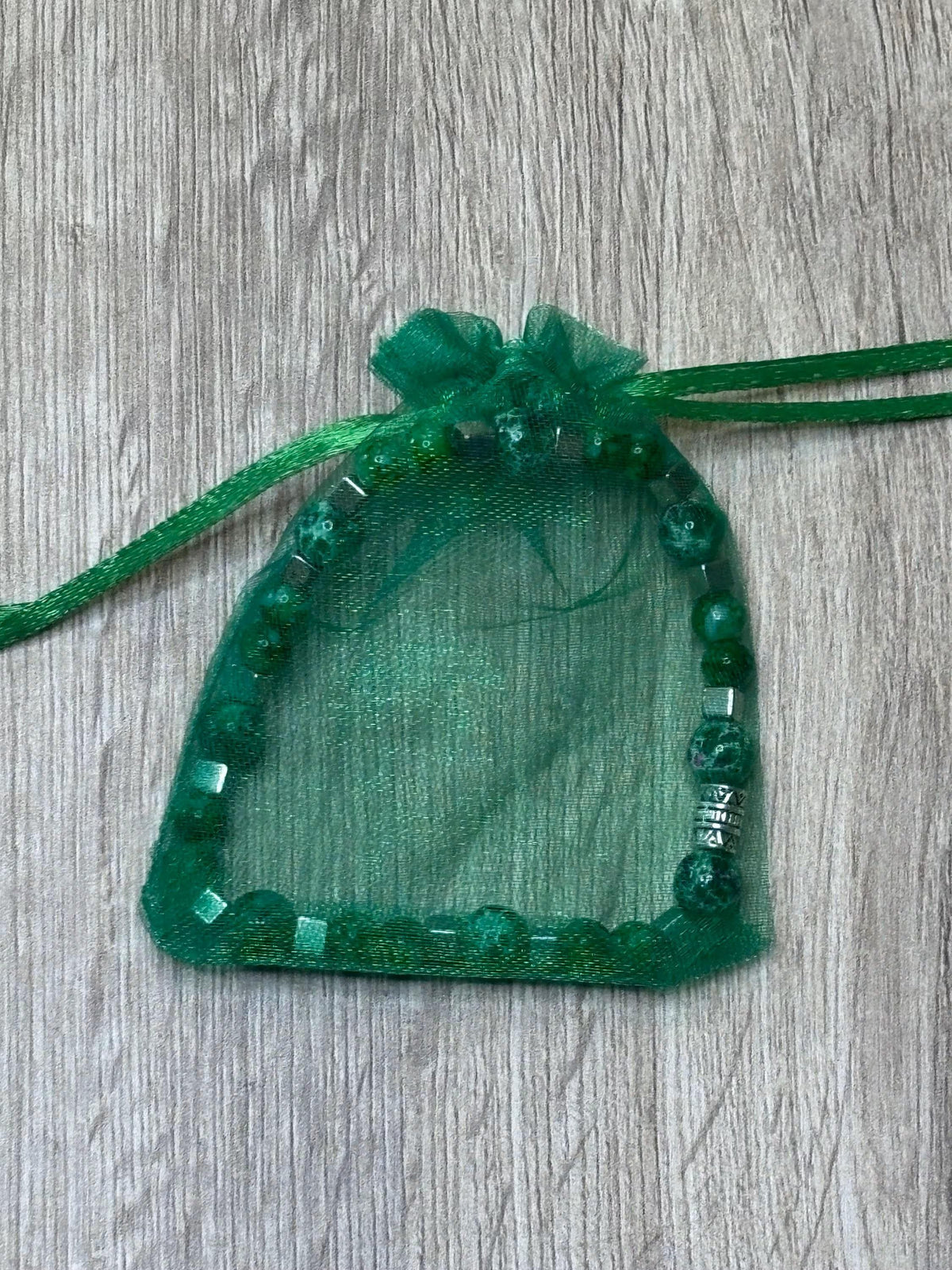 Bracelet Perles Vertes et Blanches, Intercalaires Argentés, Modèle Sylva