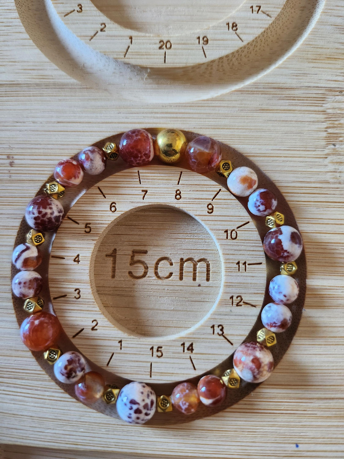 Bracelet fantaisie Akary, perles orange, blanches et brunes, intercalaires dorés