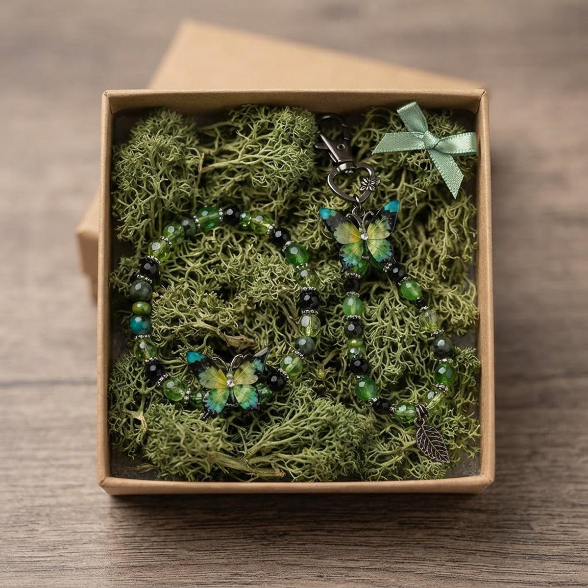 Ensemble composé d'un bracelet et d'un grigri de sac dans les tons vert , équipé d'un papillon pour les deux - Aile de Mousse -