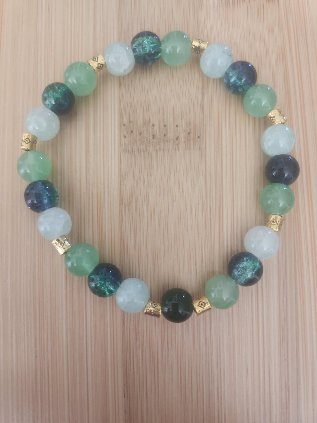 Bracelet perles vertes, turquoise et blanches, 17 cm avec intercalaires dorés