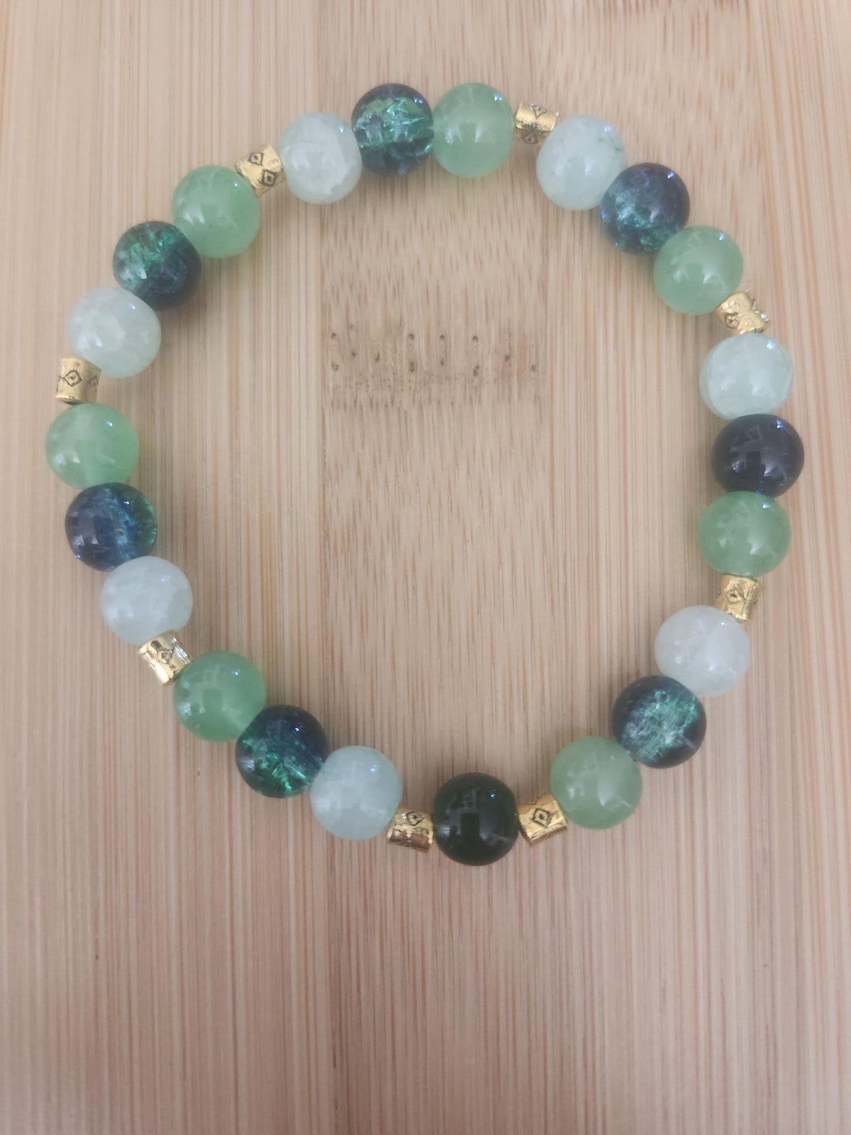 Bracelet perles vertes, turquoise et blanches, 17 cm avec intercalaires dorés