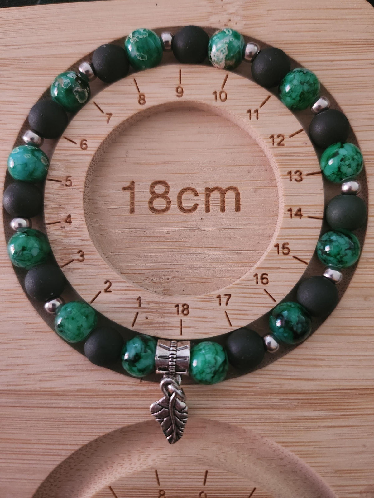 Bracelet de perles en perles verte et noire - breloque feuille - "Sève sauvage" -