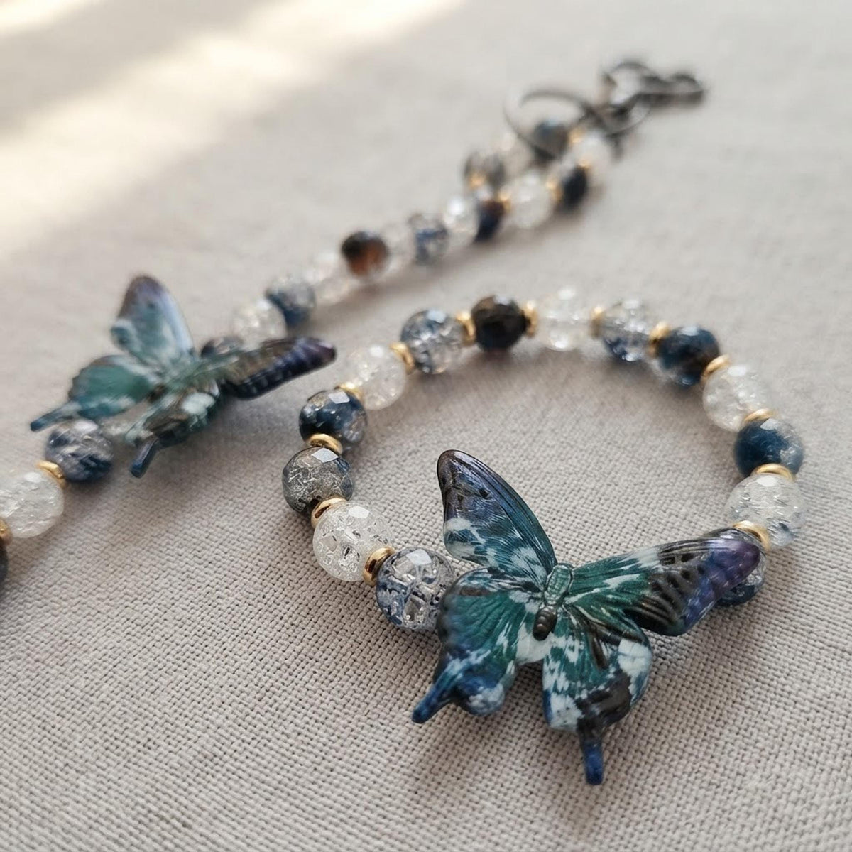 Ensemble Bracelet Porte Clé, Perles Bleu Blanc et Papillons Azur - "Ailes d'azur -