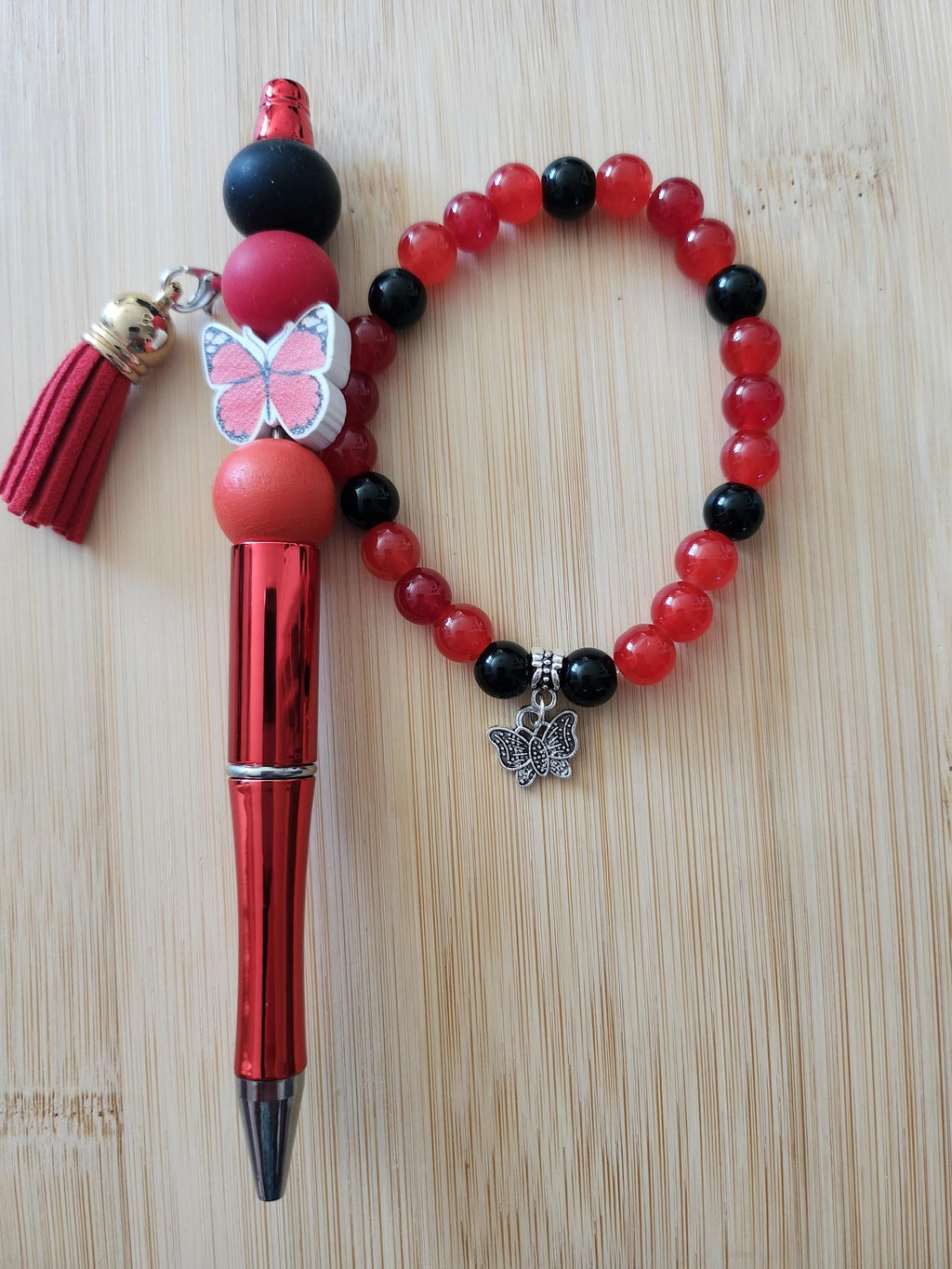 Ensemble Stylo & Bracelet en perles fantaisie  Rouges et Noires, Papillon Argenté - Coque-Licot,