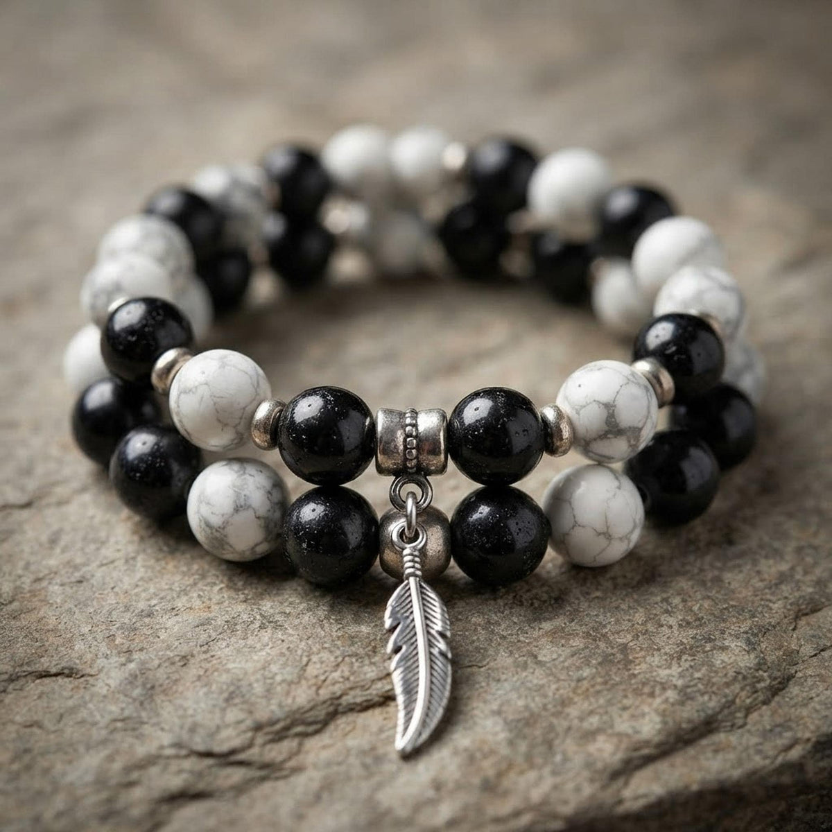Bracelet en pierres d'origine indéterminée - tons noir & blanc - "Nuit Sauvage"