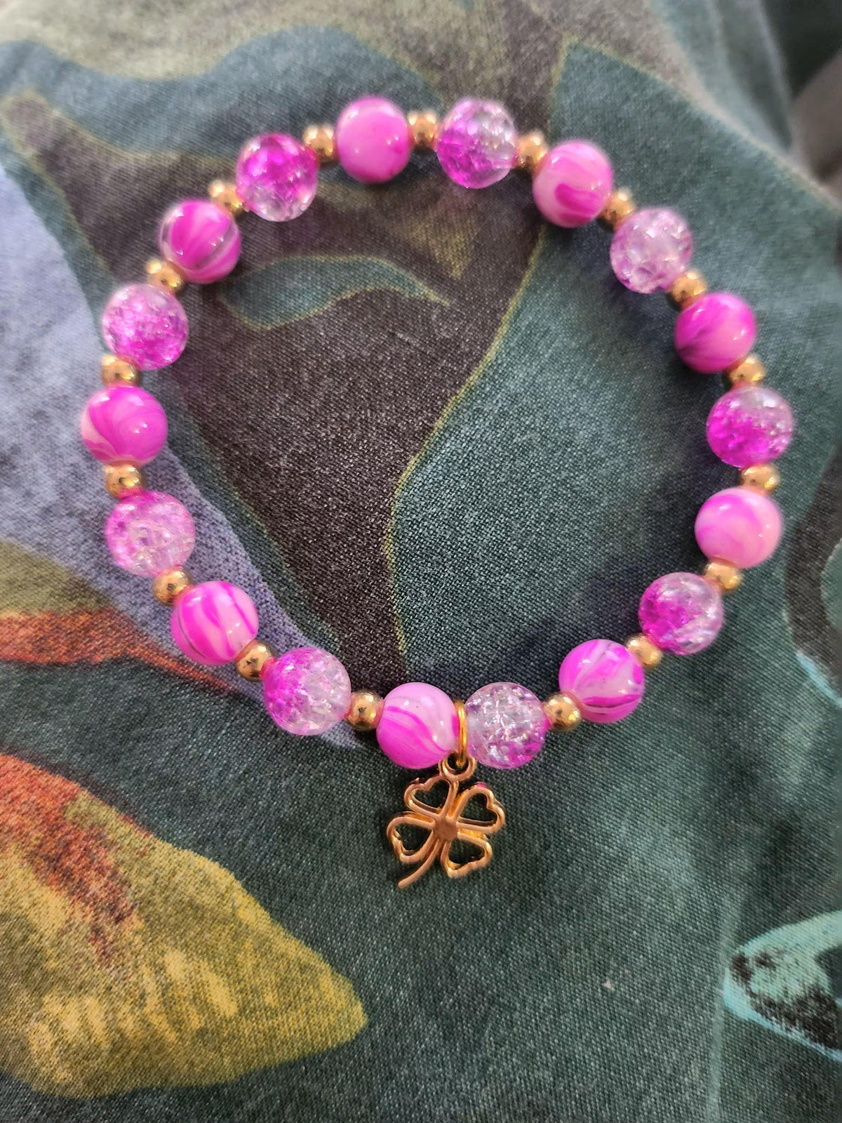 Bracelet Fantaisie en perles Rose, Élastique avec Trèfle Doré - Fuchsia -
