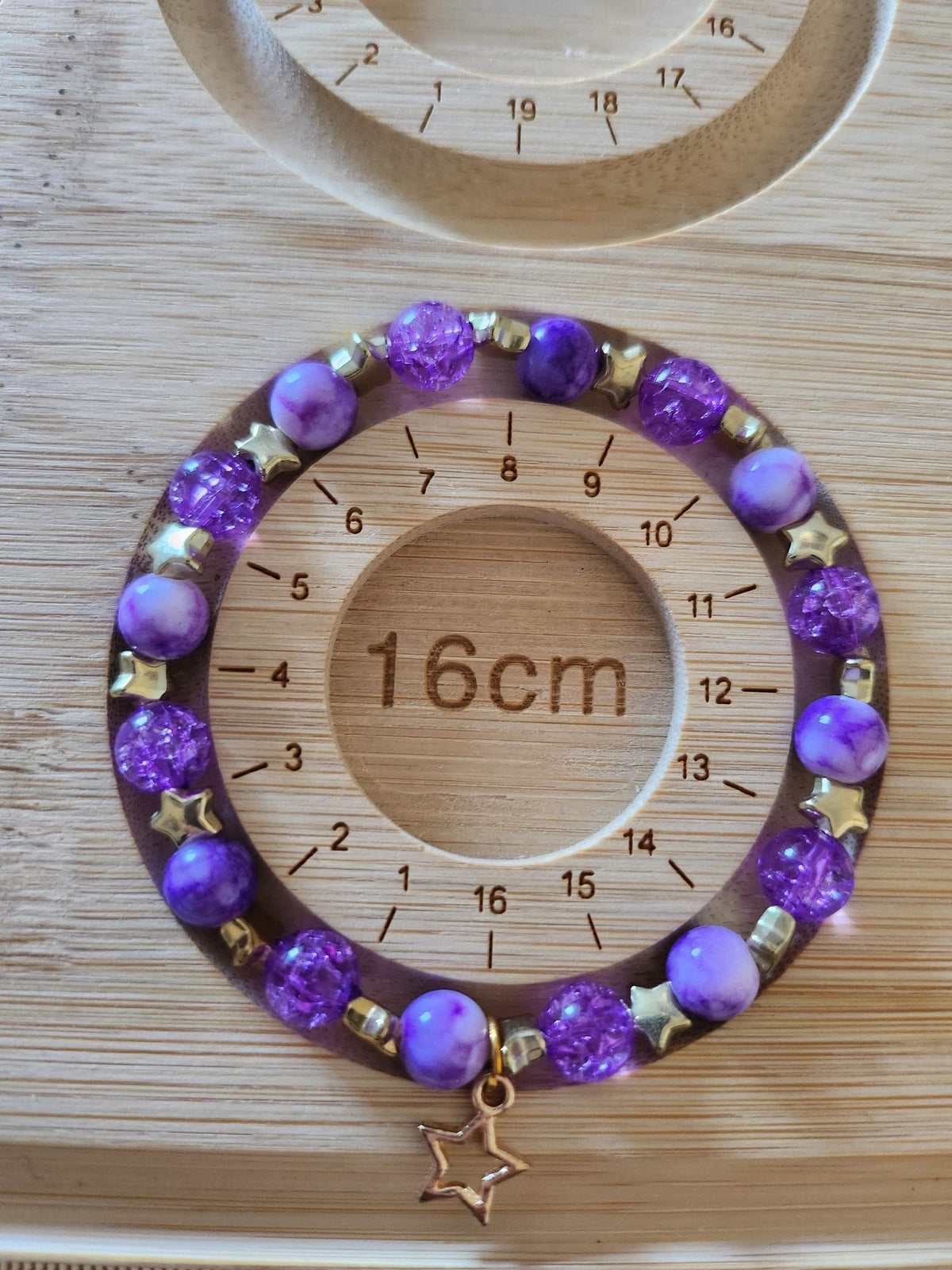 Bracelet fantaisie en Perles Violettes, Intercalaires Dorés et Breloque Étoile - Aster -