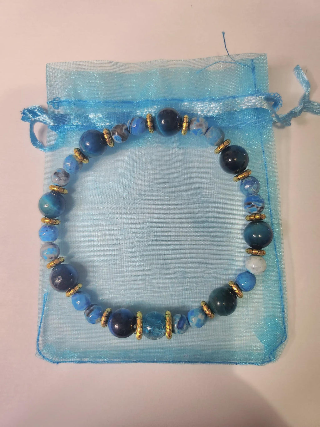Bracelet fantaisie en  Perles Bleu Profond, et Intercalaires Dorés - Perles des Abysses -