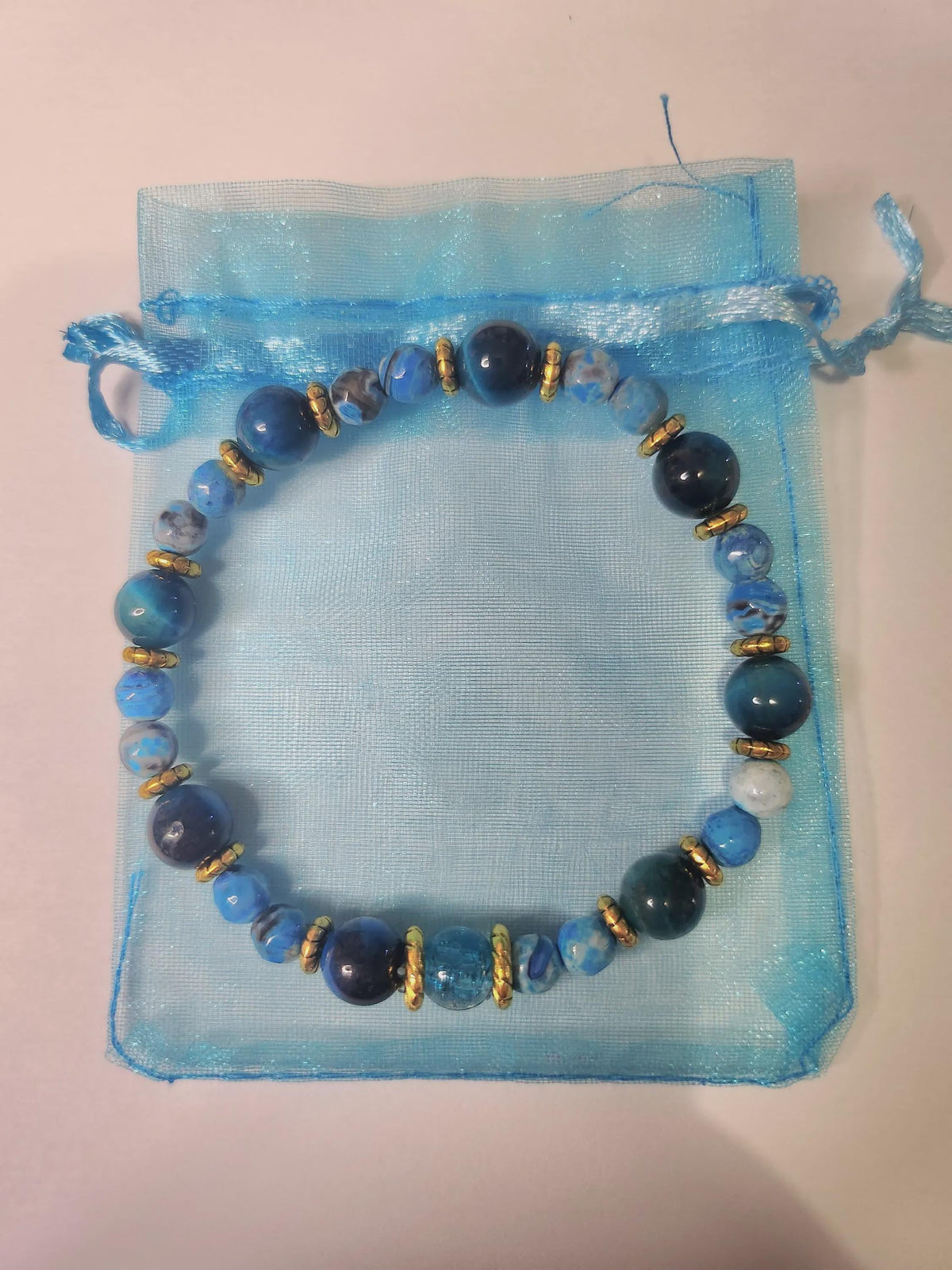 Bracelet fantaisie en  Perles Bleu Profond, et Intercalaires Dorés - Perles des Abysses -