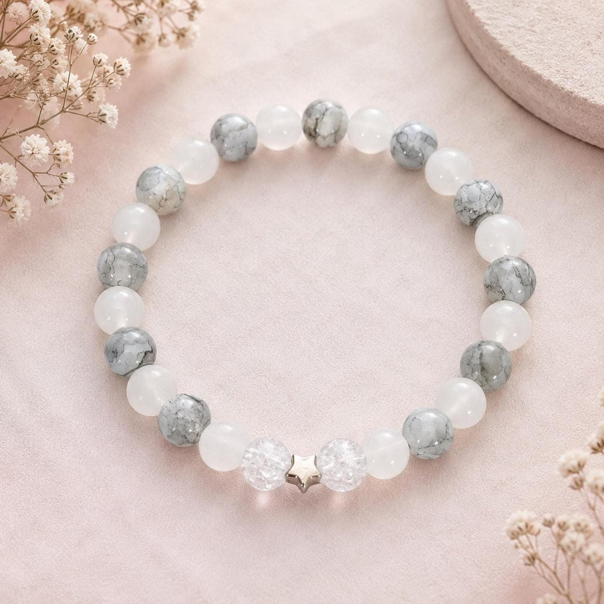Bracelet perles blanches, bleues claires et grises, intercalaires argentés
