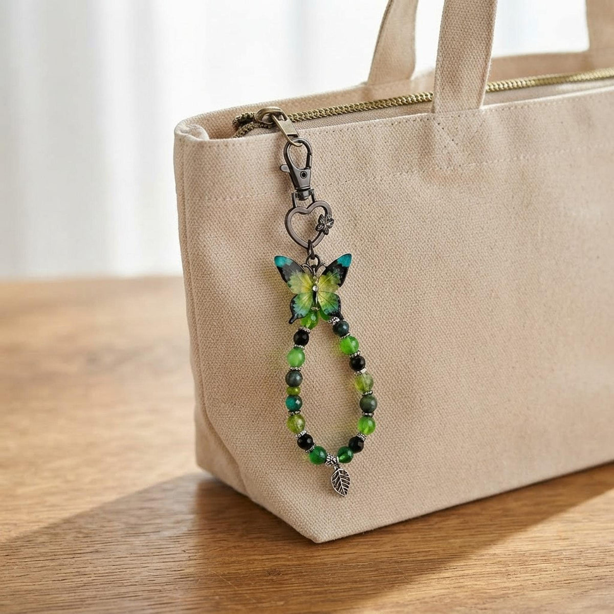 Ensemble composé d'un bracelet et d'un grigri de sac dans les tons vert , équipé d'un papillon pour les deux - Aile de Mousse -