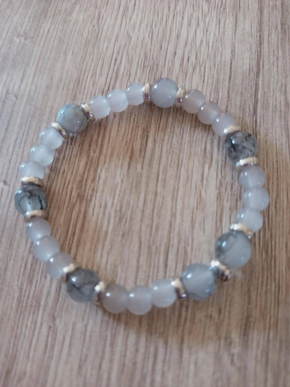 Idée cadeau bracelet fantaisie Givre, perles blanches et grises,
