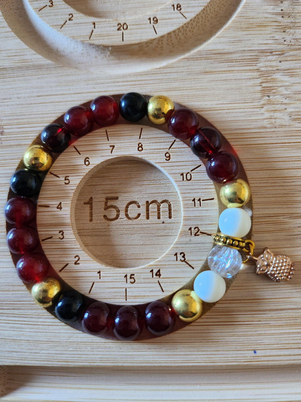 Bracelet artisanal rouge et noir, perles multicolores avec breloque hibou doré, 15 cm