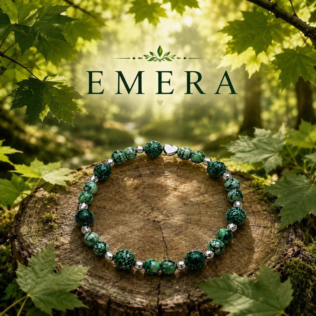 Bracelet vert émeraude, perles et intercalaires argentés avec cœur délicat