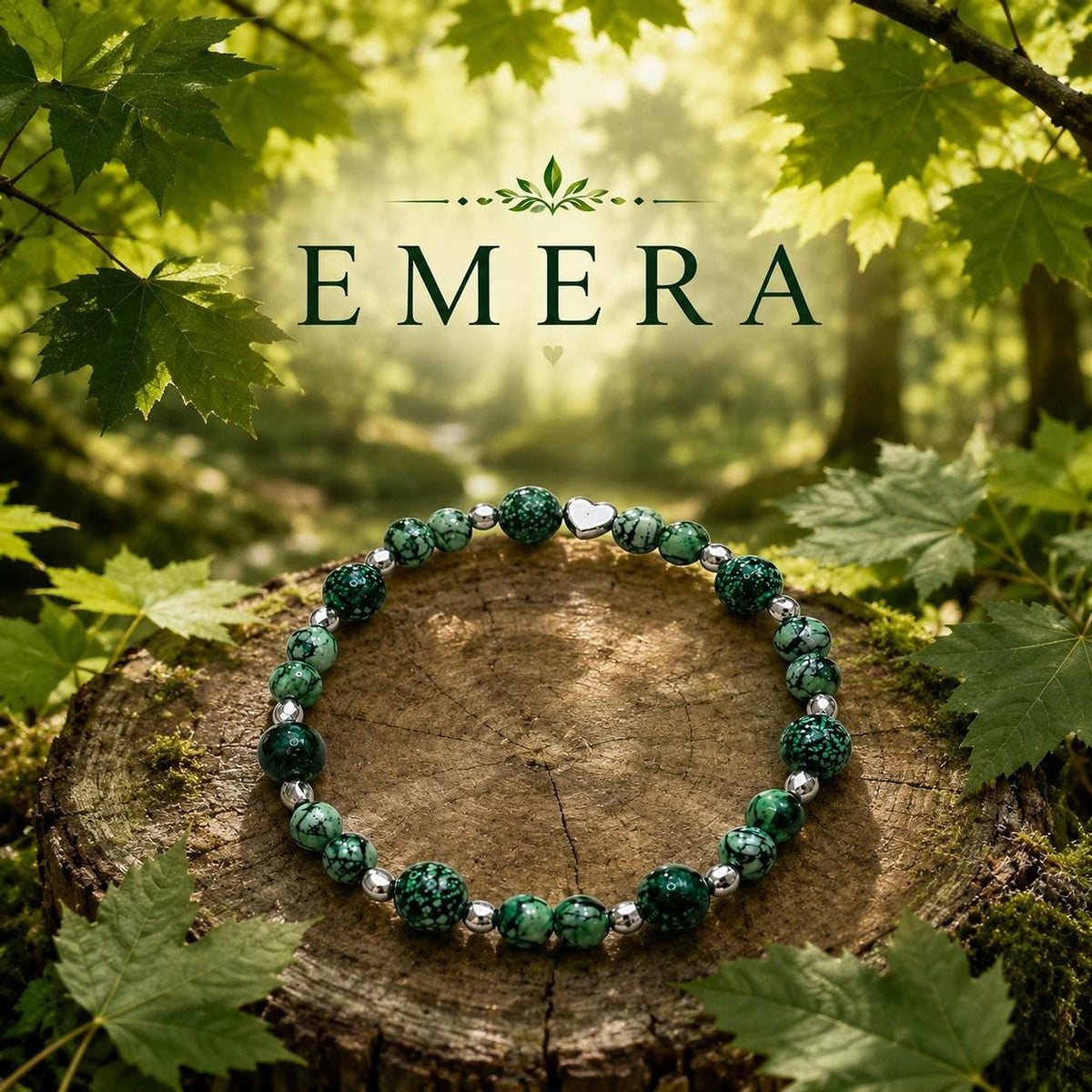 Bracelet vert émeraude, perles et intercalaires argentés avec cœur délicat