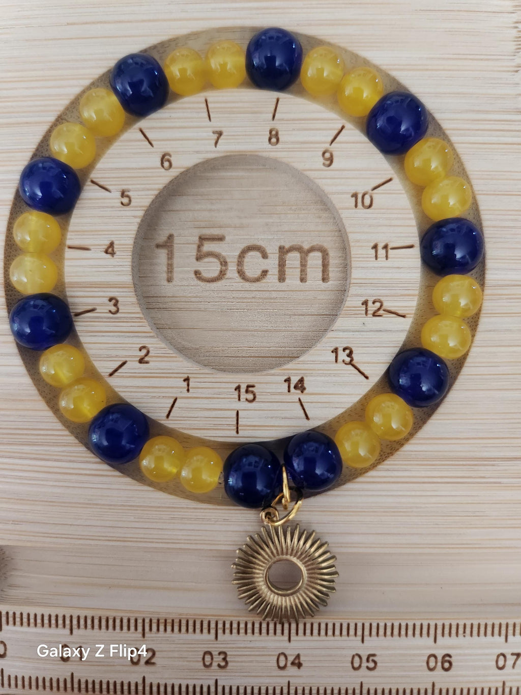 Bracelet artisanal Solis, perles bleues et jaunes, breloque soleil