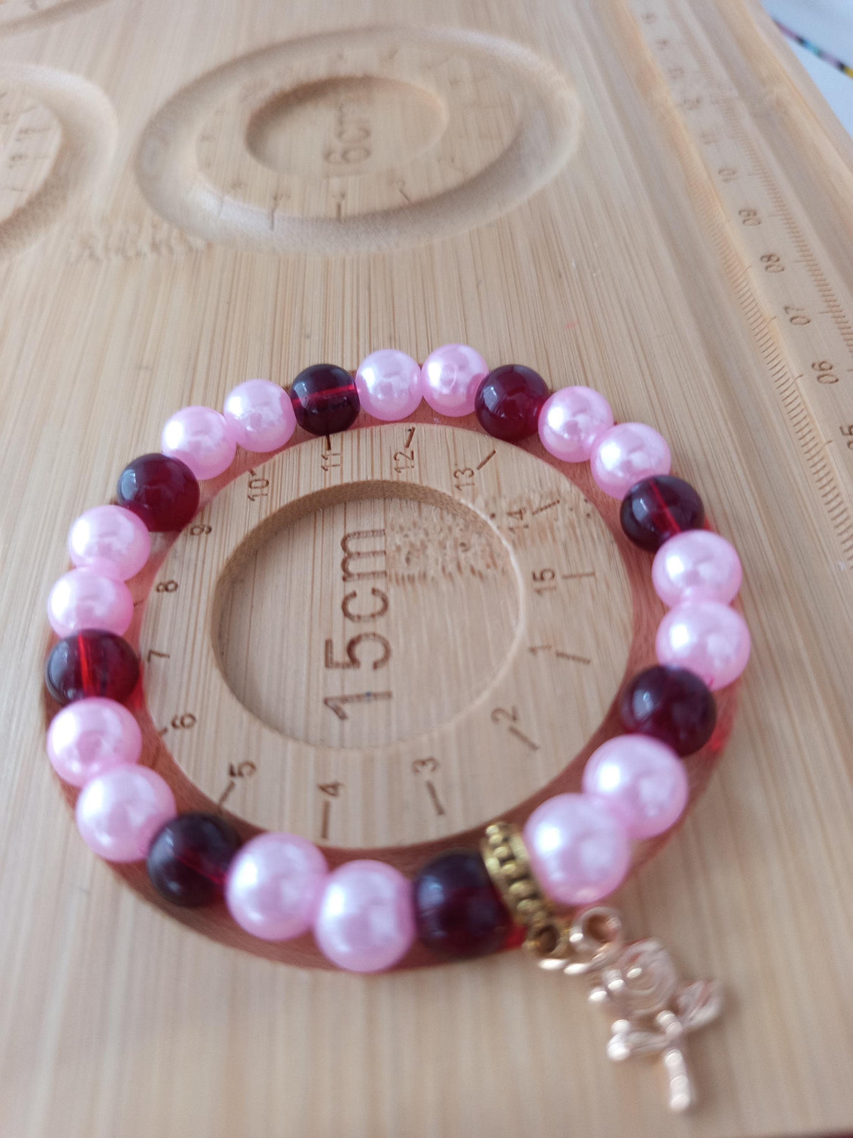 Bracelet artisanal Mallow, perles roses et bordeaux, breloque florale