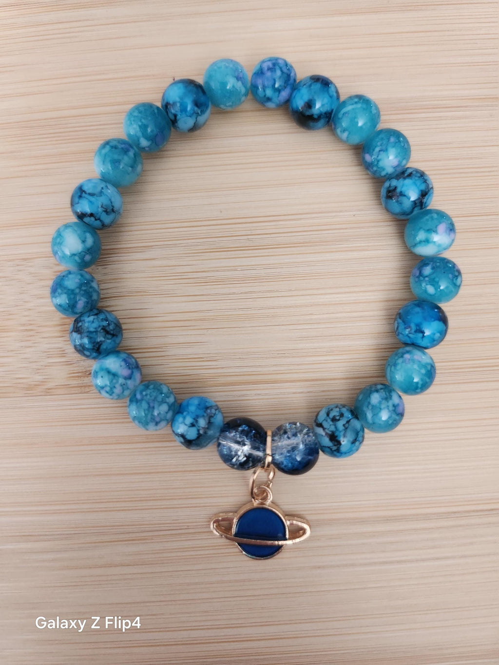 Cadeau Femme, Bracelet Fantaisie Bleu Marbré avec Breloque Planète