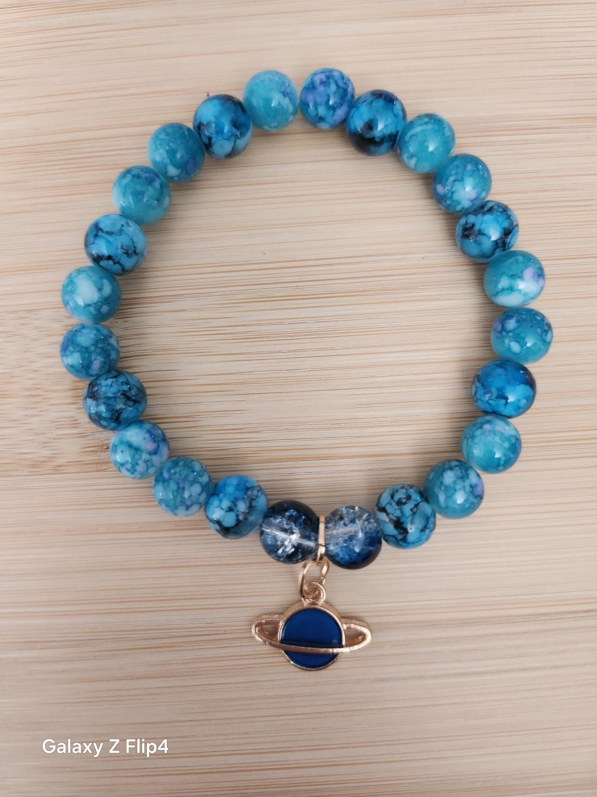 Cadeau Femme, Bracelet Fantaisie Bleu Marbré avec Breloque Planète