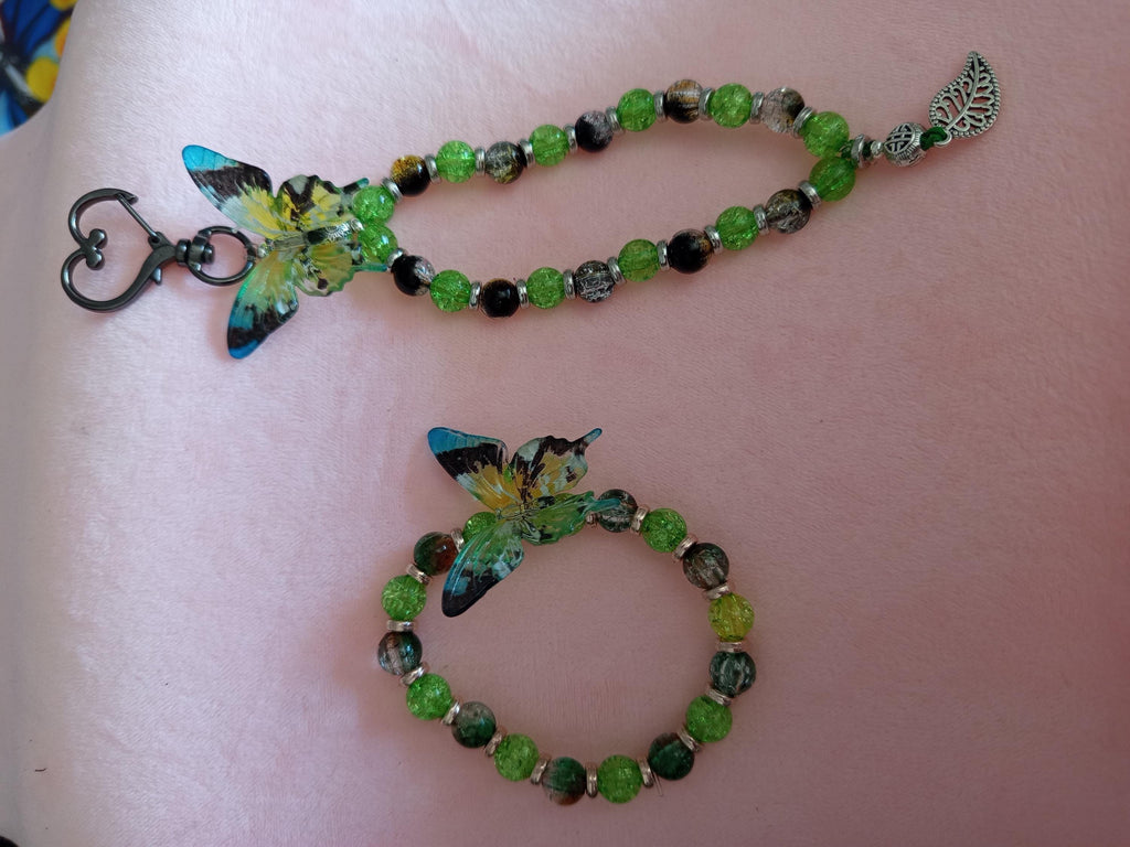 Ensemble composé d'un bracelet et d'un grigri de sac dans les tons vert , équipé d'un papillon pour les deux - Aile de Mousse -