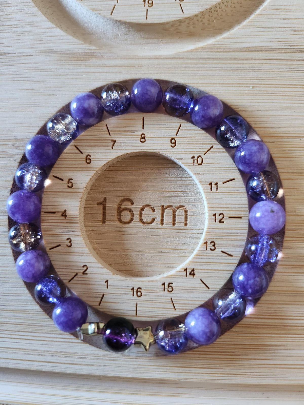 Bracelet fantaisie violet, perles colorées et deux étoiles dorées, 15,5 cm