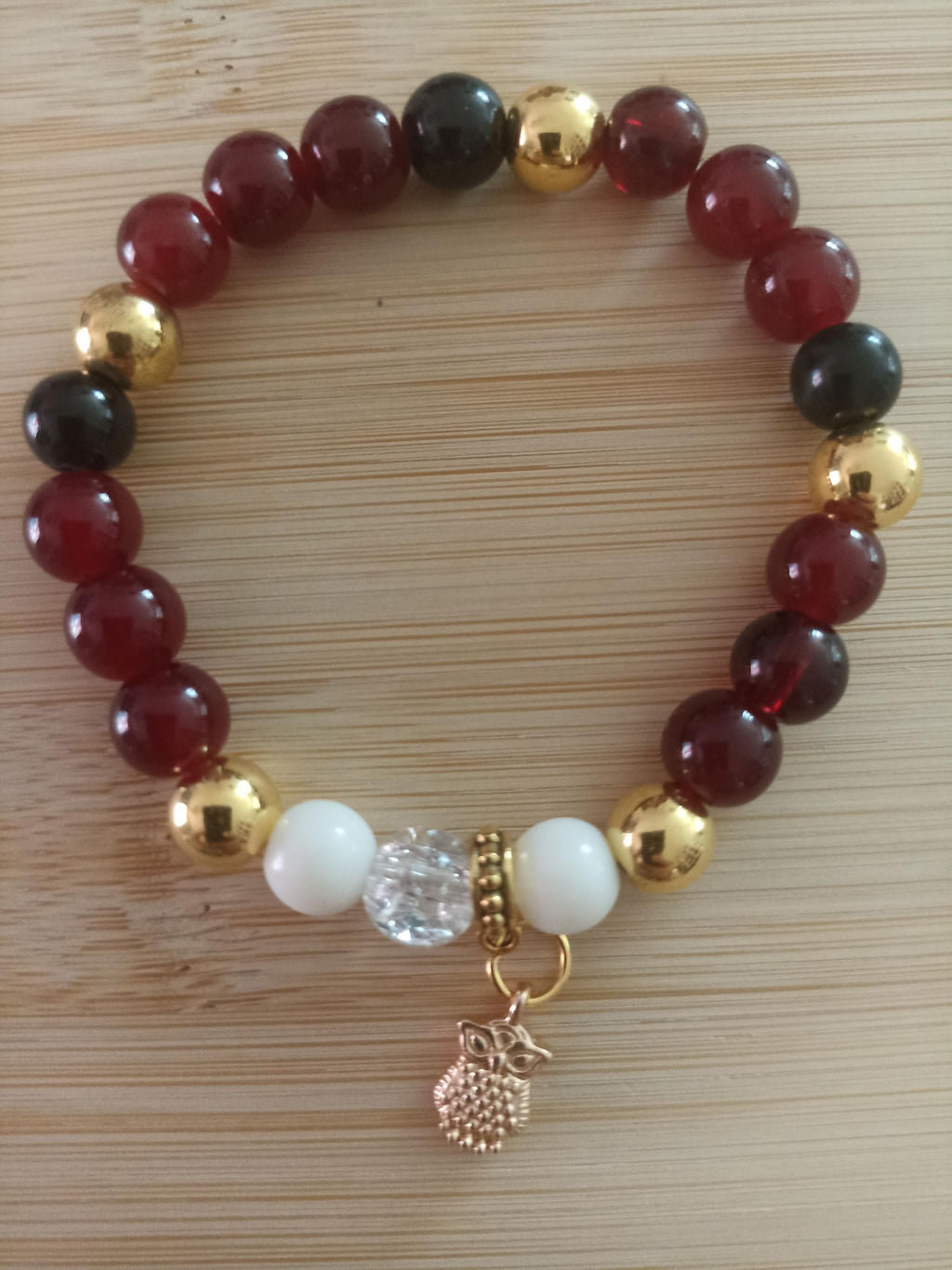Bracelet artisanal rouge et noir, perles multicolores avec breloque hibou doré, 15 cm