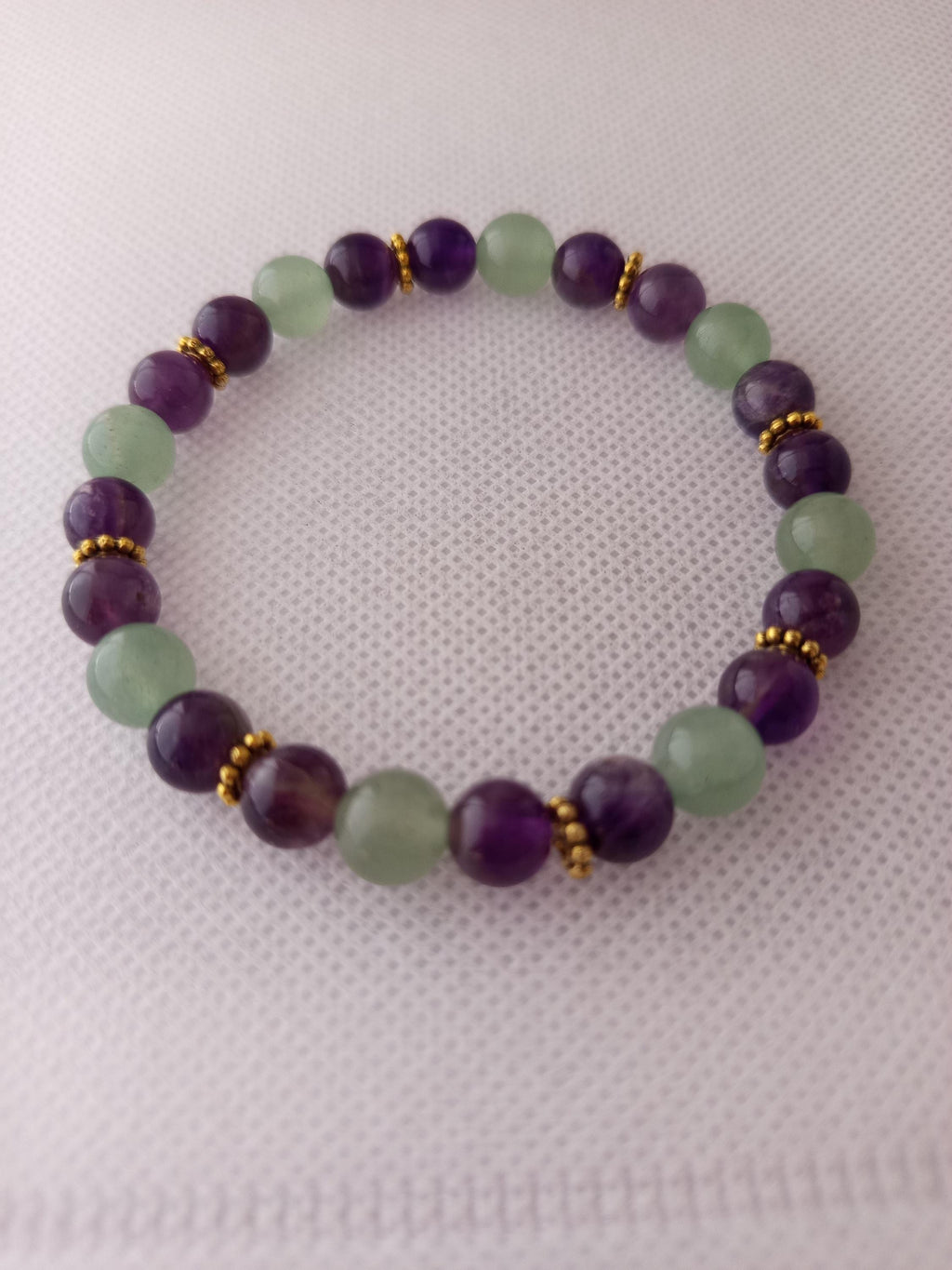 Bracelet en pierres naturelles d' Améthyste, Aventurine Verte et Intercalaires Dorés -  "Lunéa" -