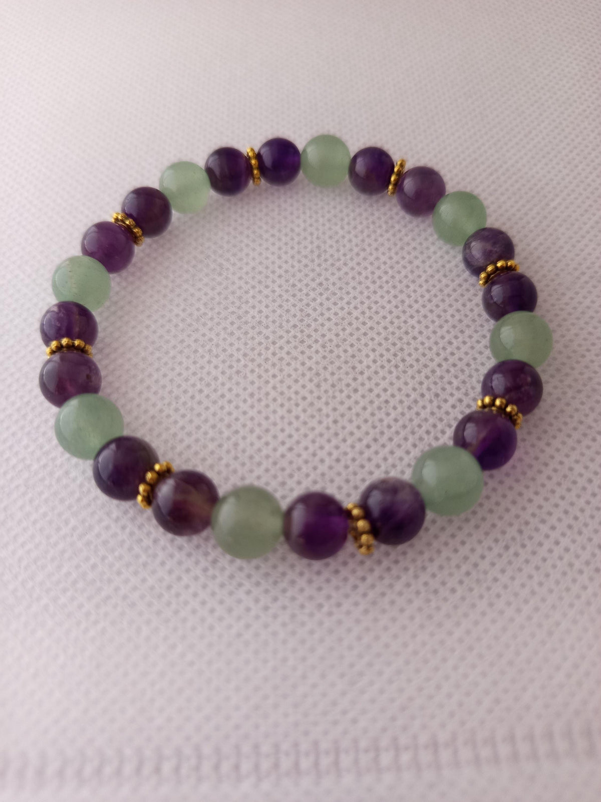 Bracelet en pierres naturelles d' Améthyste, Aventurine Verte et Intercalaires Dorés -  "Lunéa" -