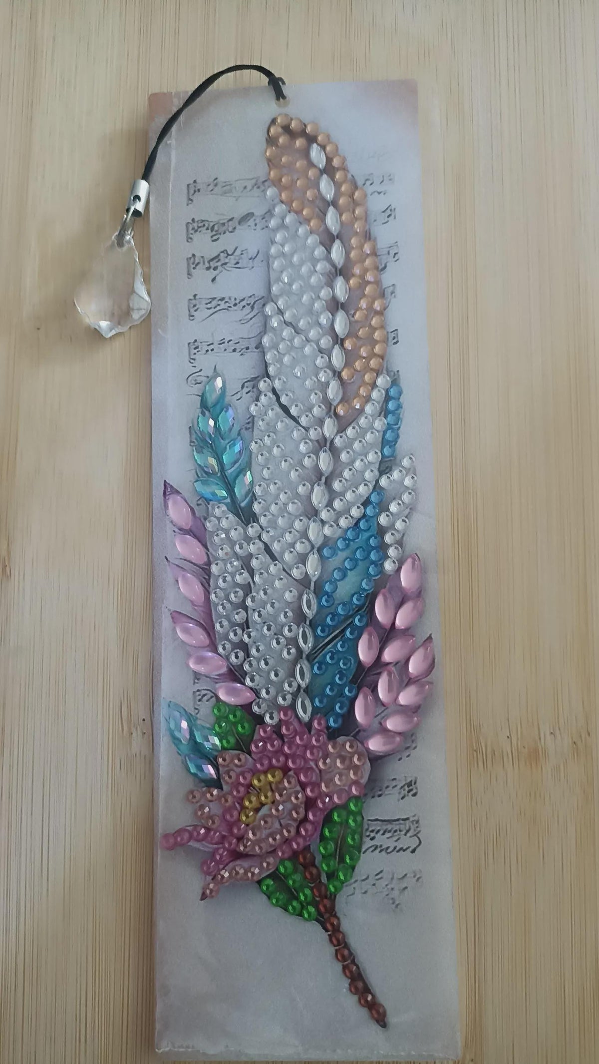 Marque-page artisanal en diamond painting,  avec plumes nacrées, fleurs, touches de bleu, rose et vert - "Evanélya " -