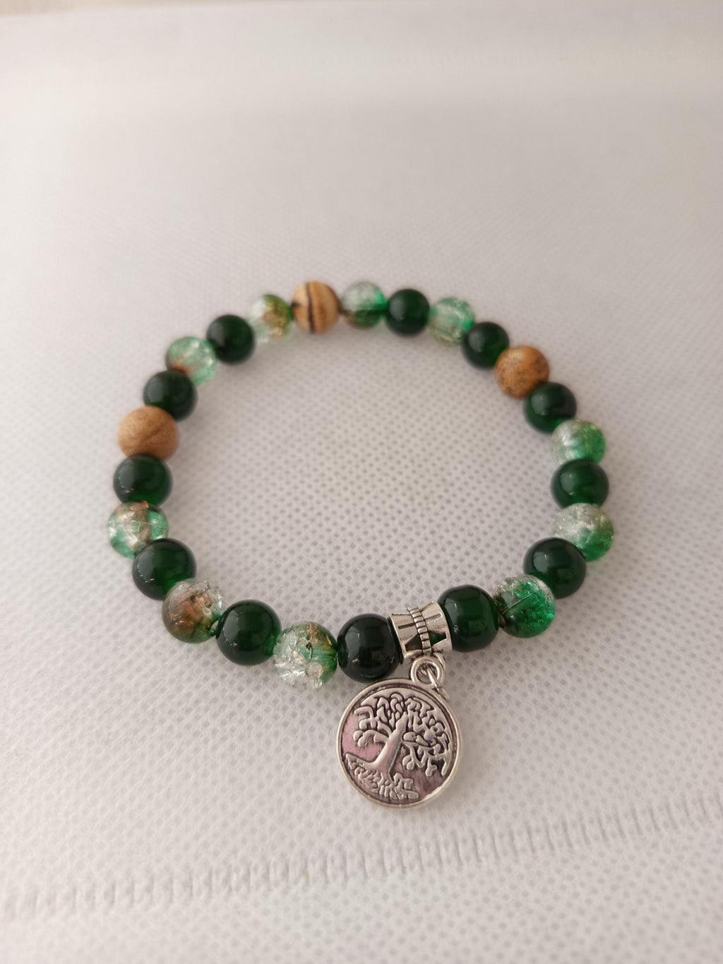 Cadeau femme, bracelet nature en perles vertes, brunes et beiges avec breloque arbre