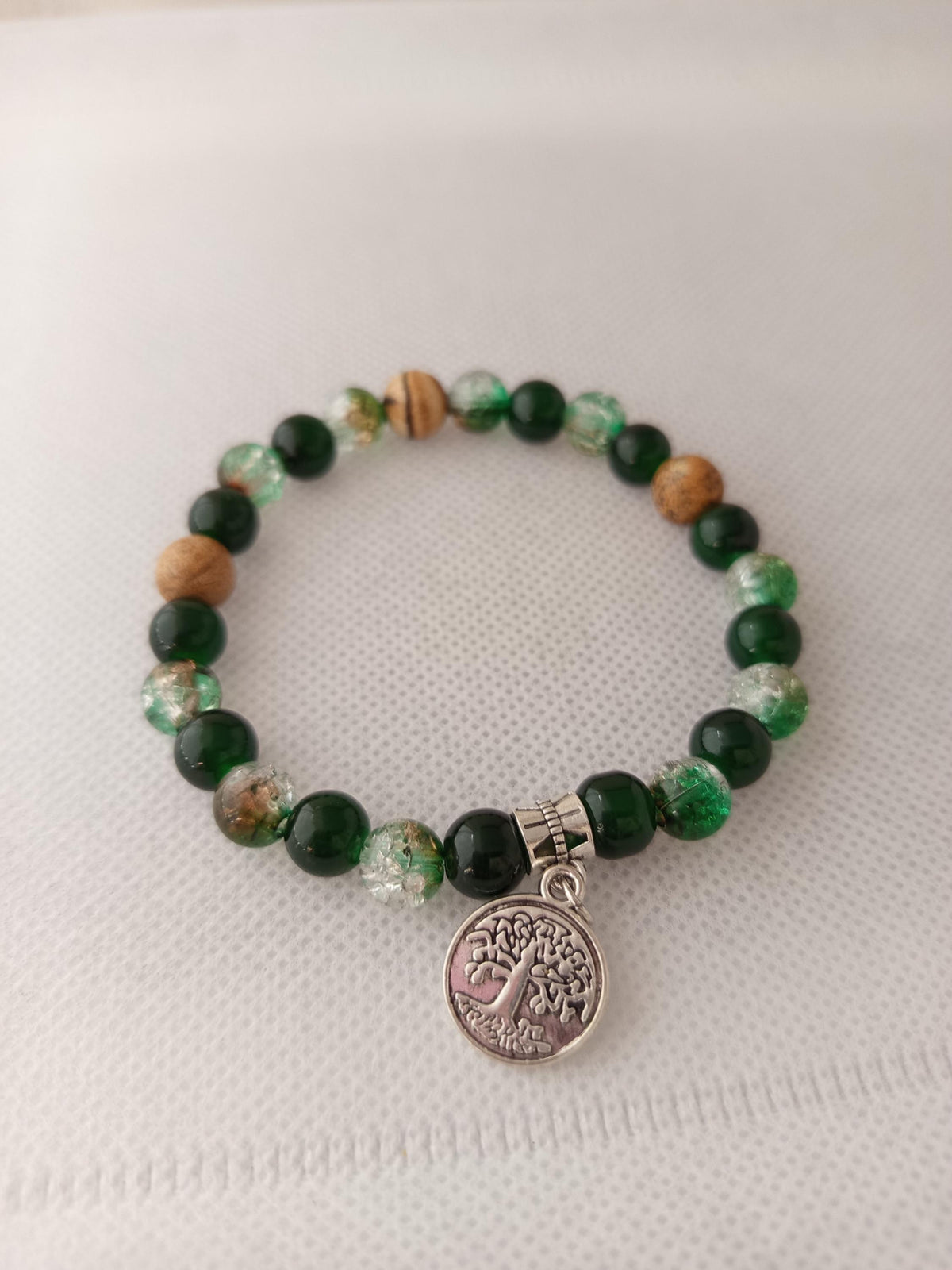 Cadeau femme, bracelet nature en perles vertes, brunes et beiges avec breloque arbre