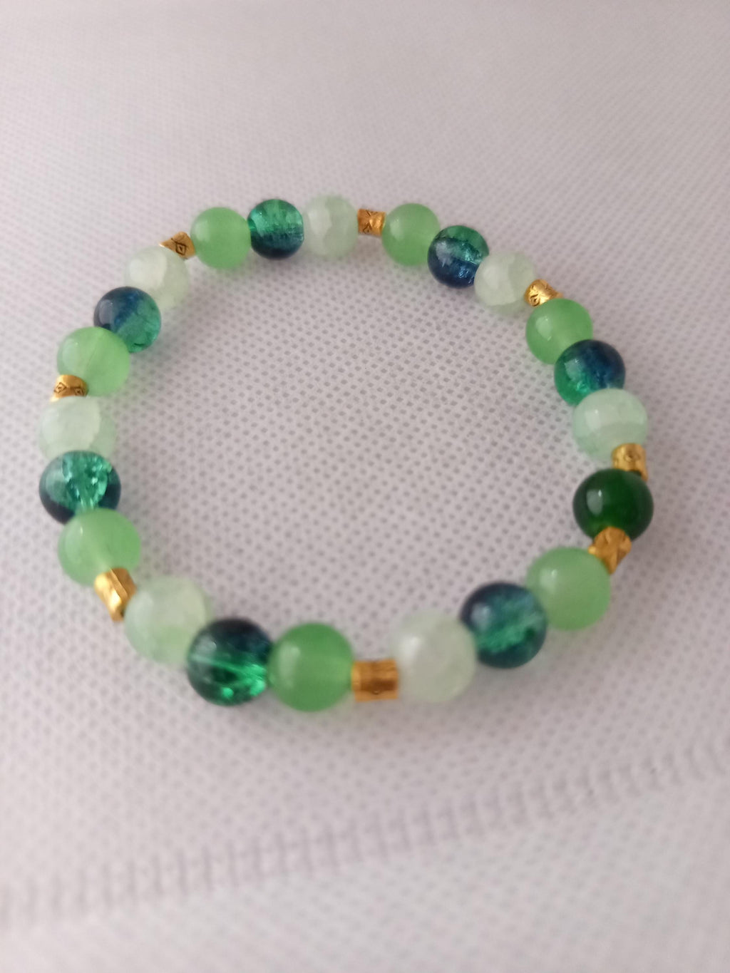 Bracelet perles vertes, turquoise et blanches, 17 cm avec intercalaires dorés