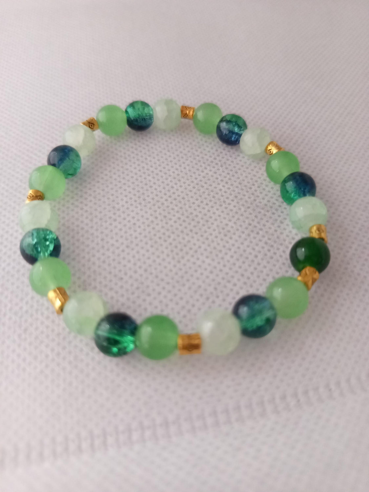 Bracelet perles vertes, turquoise et blanches, 17 cm avec intercalaires dorés