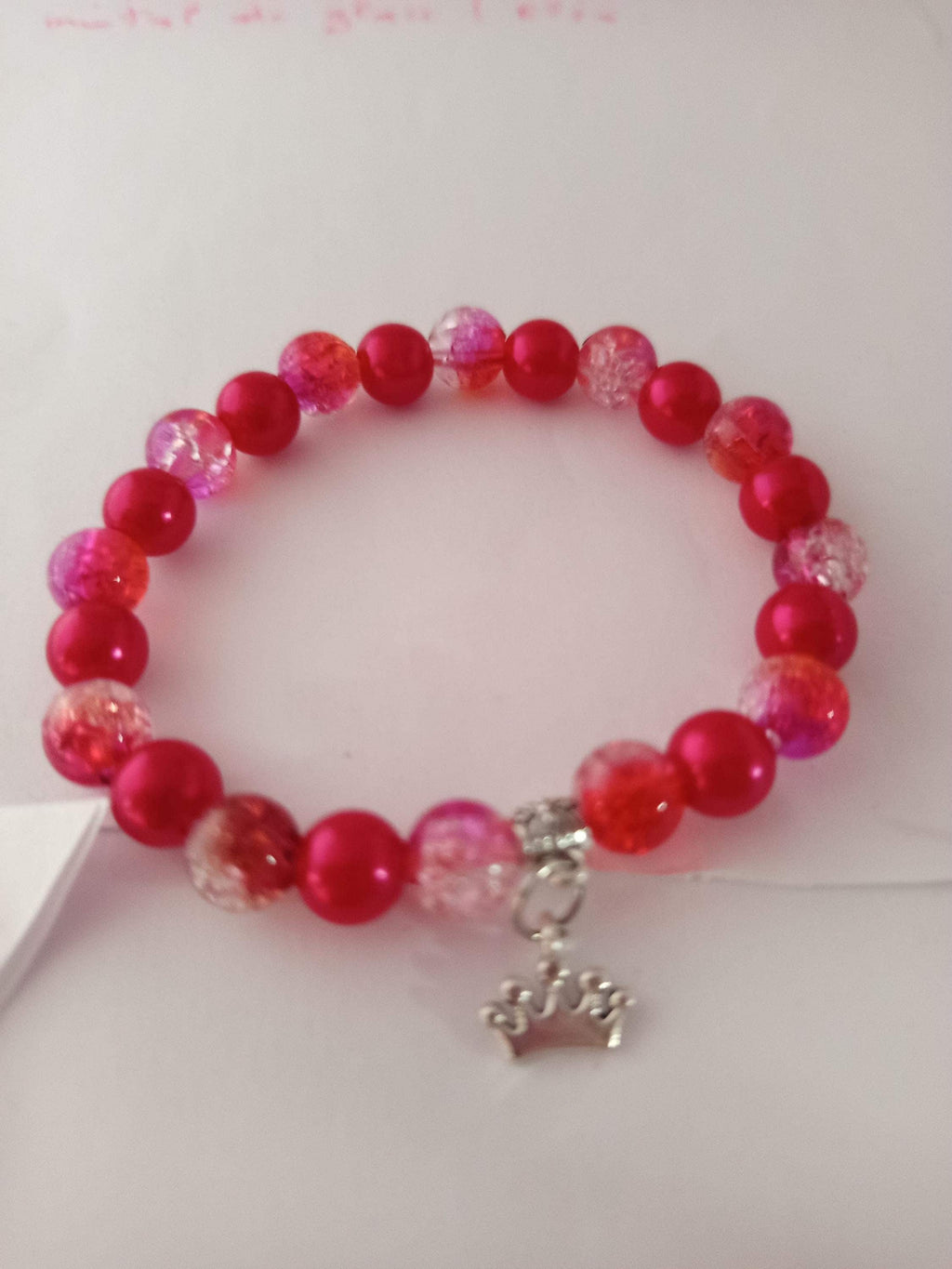 Cadeau femme : bracelet fantaisie rose avec perles et breloque couronne
