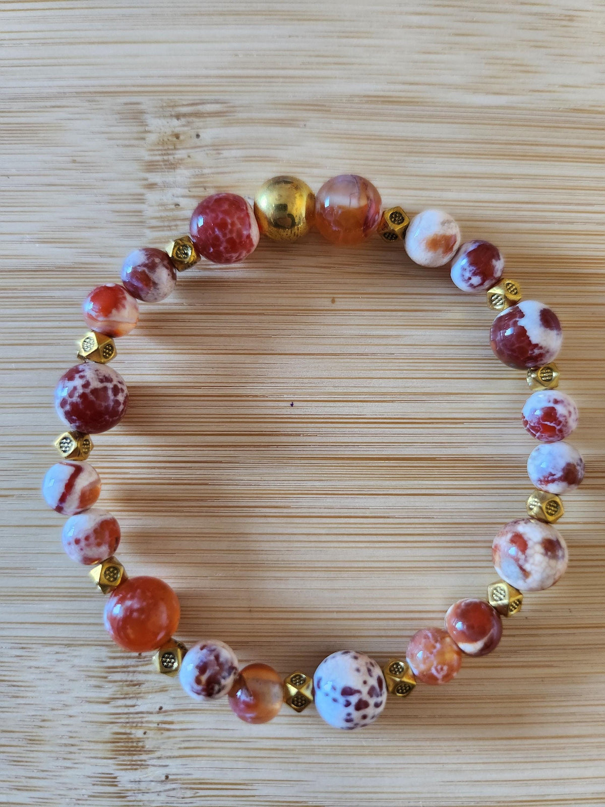 Bracelet fantaisie Akary, perles orange, blanches et brunes, intercalaires dorés