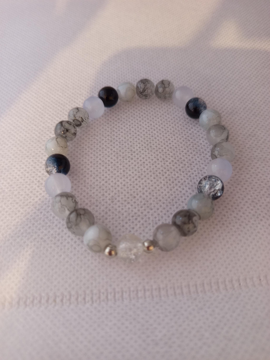 Bracelet perles grises, blanches et noires – deux intercalaires argentés, 16 cm
