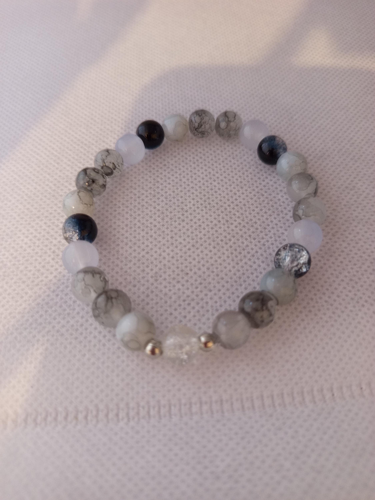 Bracelet perles grises, blanches et noires – deux intercalaires argentés, 16 cm