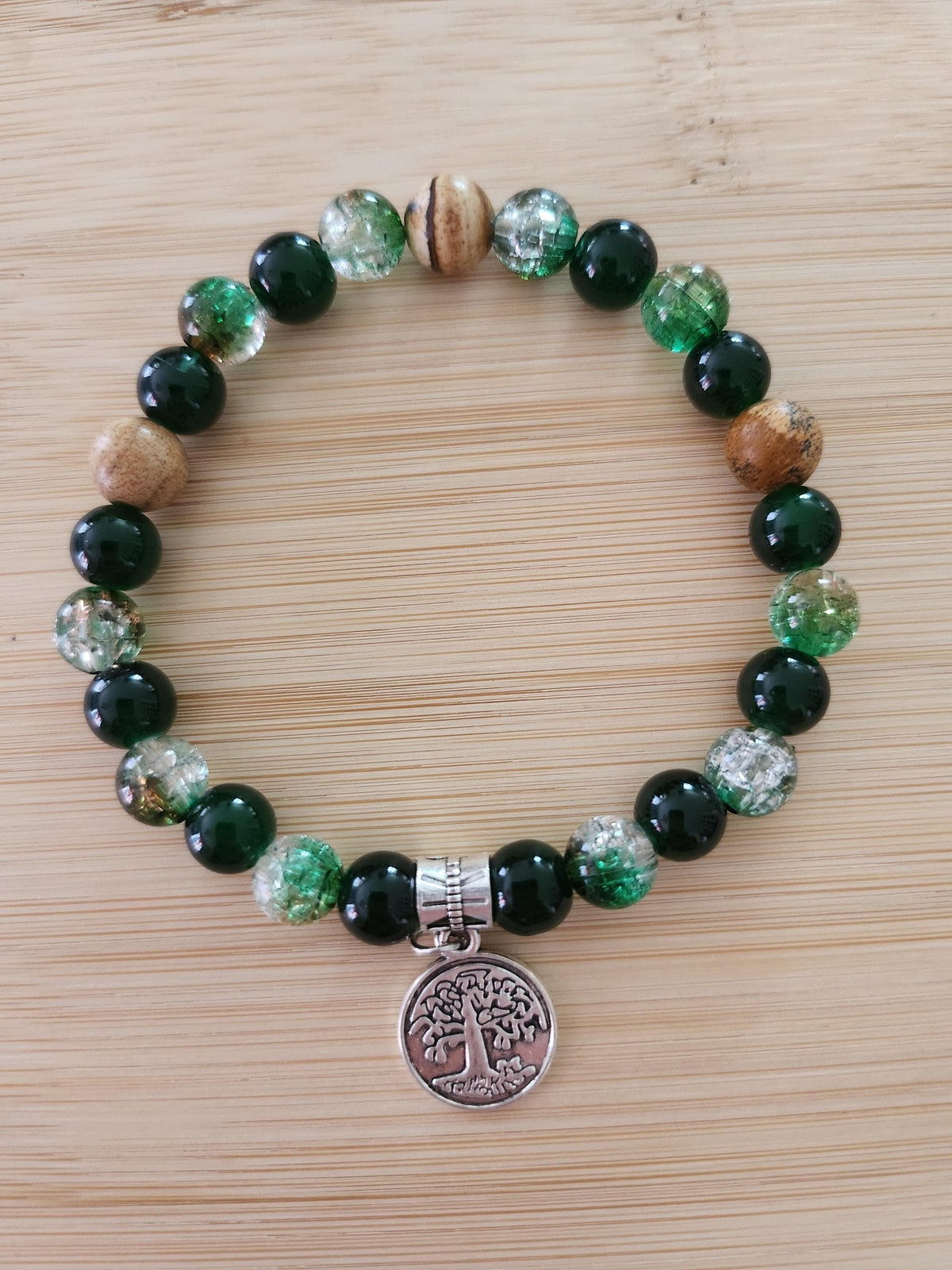 Cadeau femme, bracelet nature en perles vertes, brunes et beiges avec breloque arbre