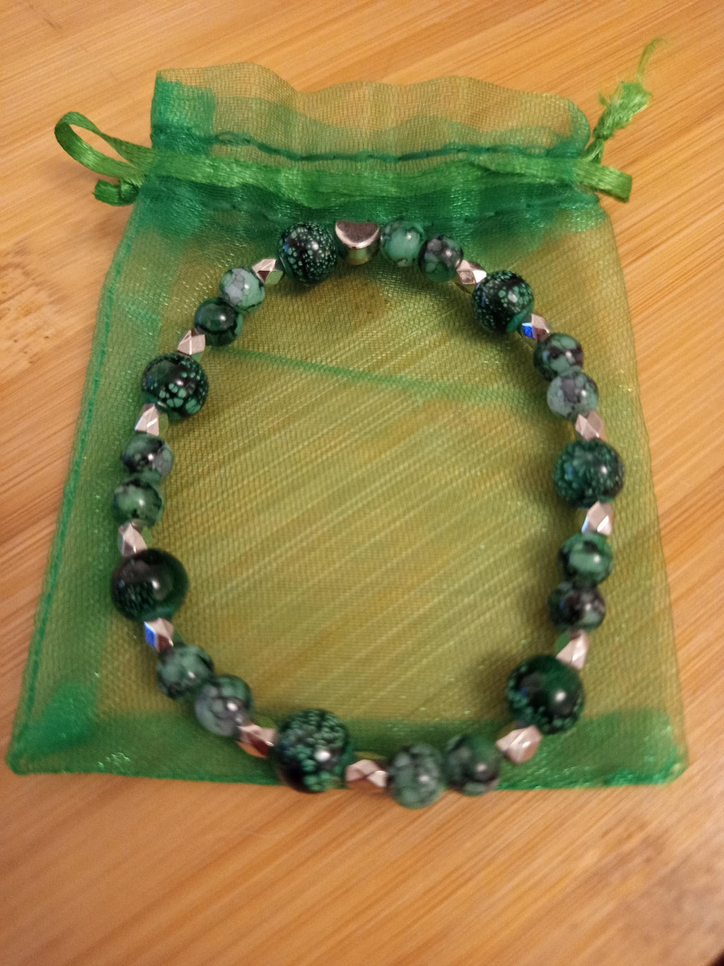 Bracelet vert émeraude, perles et intercalaires argentés avec cœur délicat
