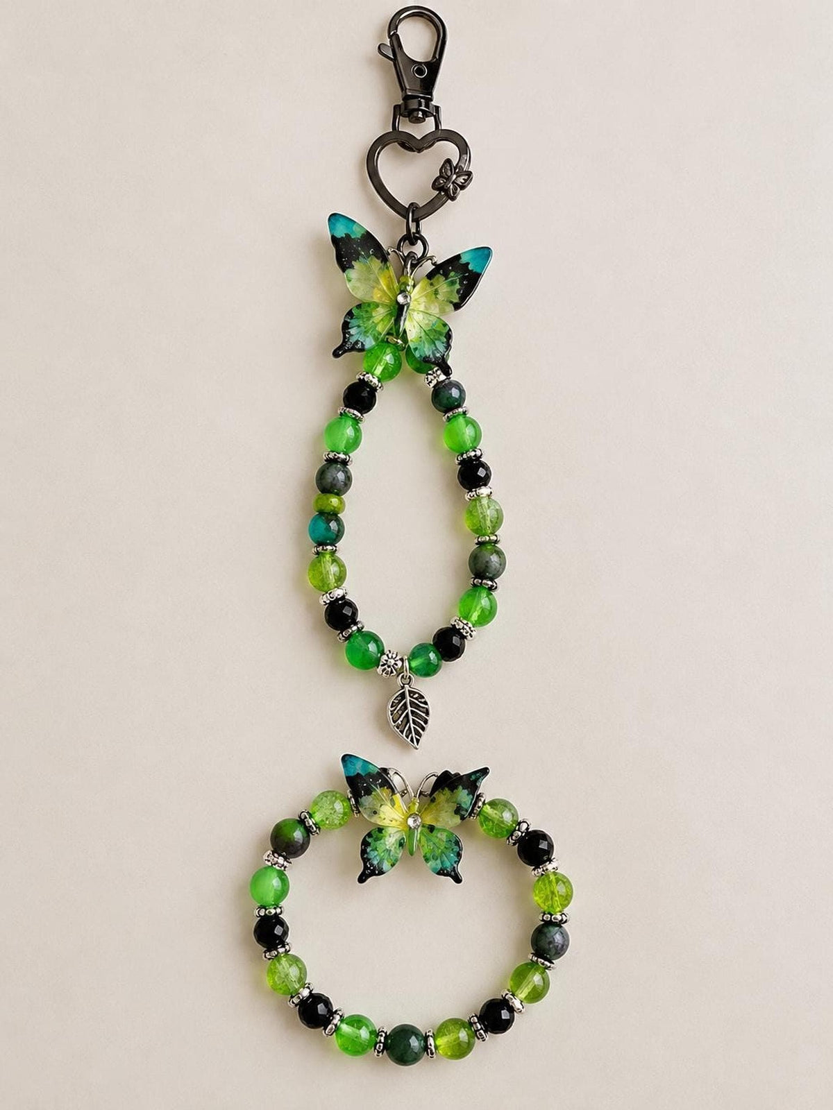 Ensemble composé d'un bracelet et d'un grigri de sac dans les tons vert , équipé d'un papillon pour les deux - Aile de Mousse -