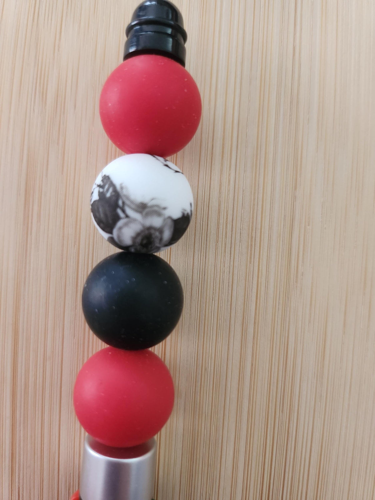 Duo Bracelet & Stylo 4 couleurs en perles fantaisie  Rouge Noir Et Argenté, - Sumac -