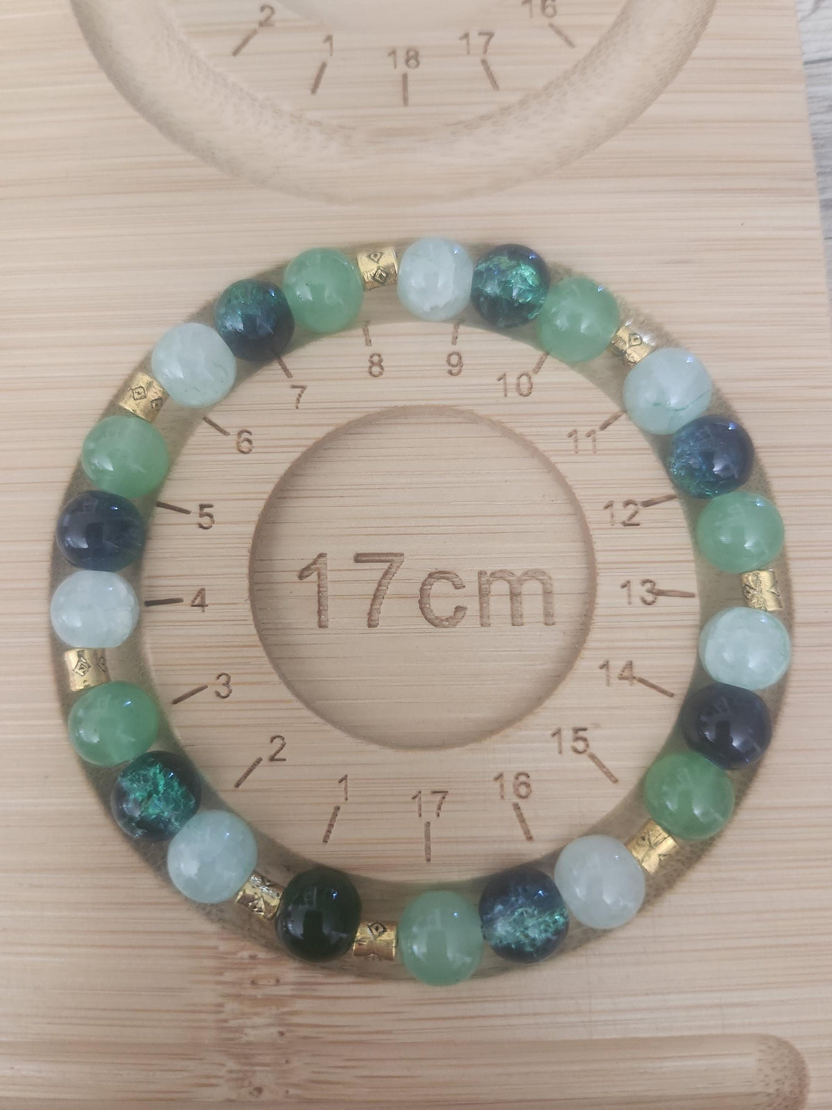 Bracelet perles vertes, turquoise et blanches, 17 cm avec intercalaires dorés
