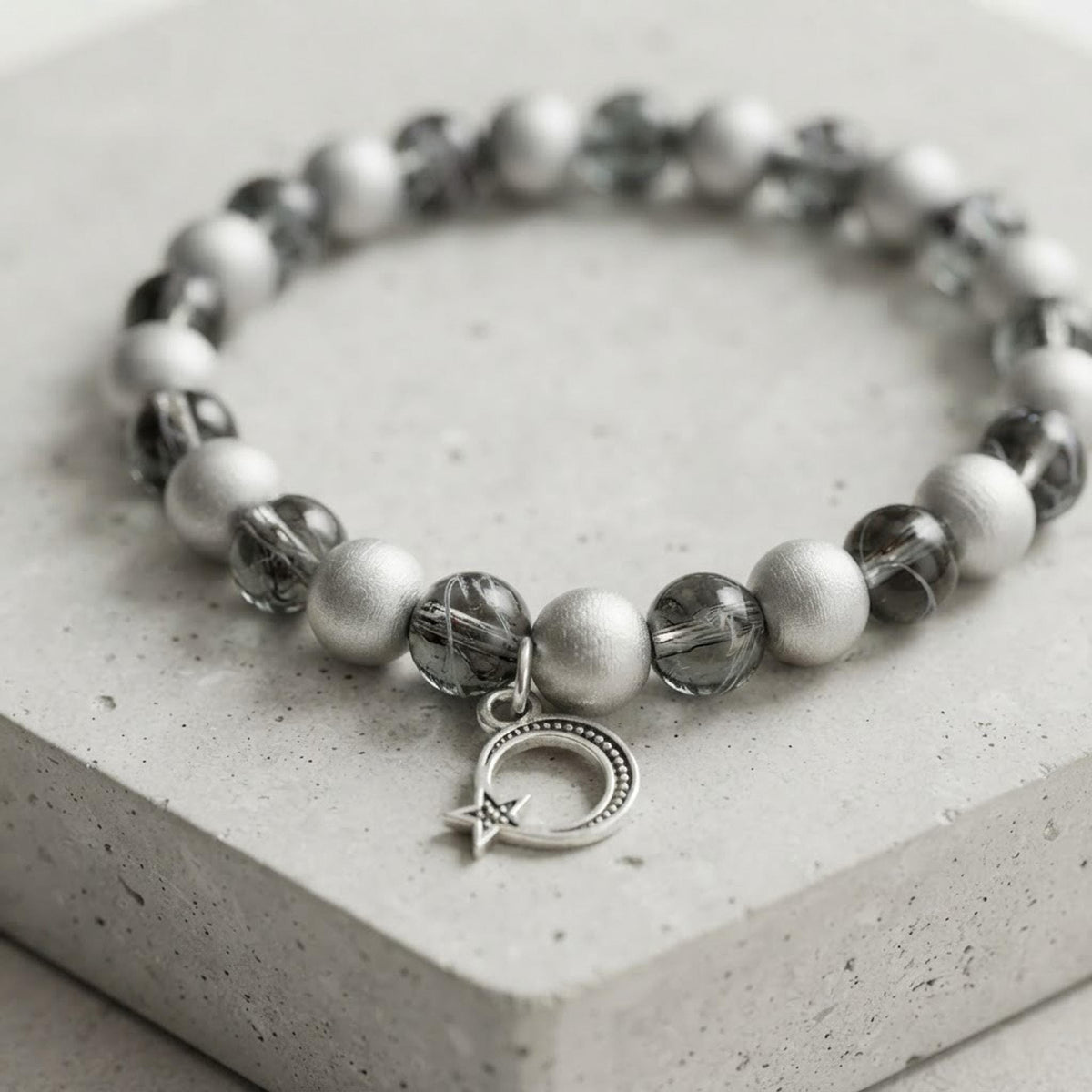 Bracelet Homme Perles Noires et Argentées, Breloque Lune - "Roc d'Argent" -