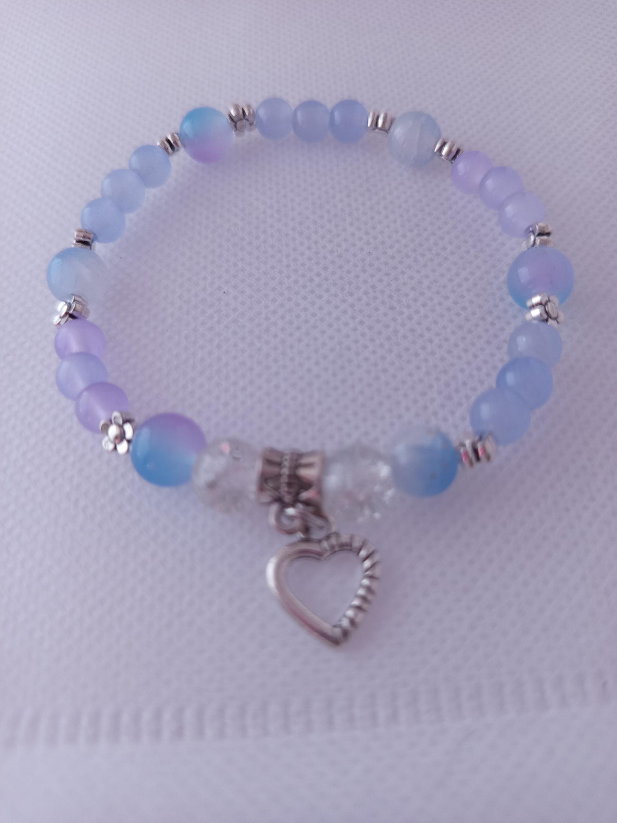 Bracelet fantaisie en Perles Blanc Bleu et Pendentif Cœur - "Cristal de glace" -