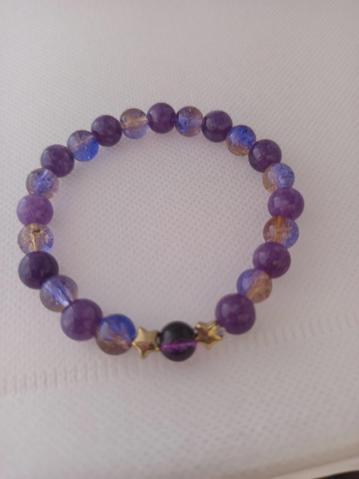 Bracelet fantaisie violet, perles colorées et deux étoiles dorées, 15,5 cm