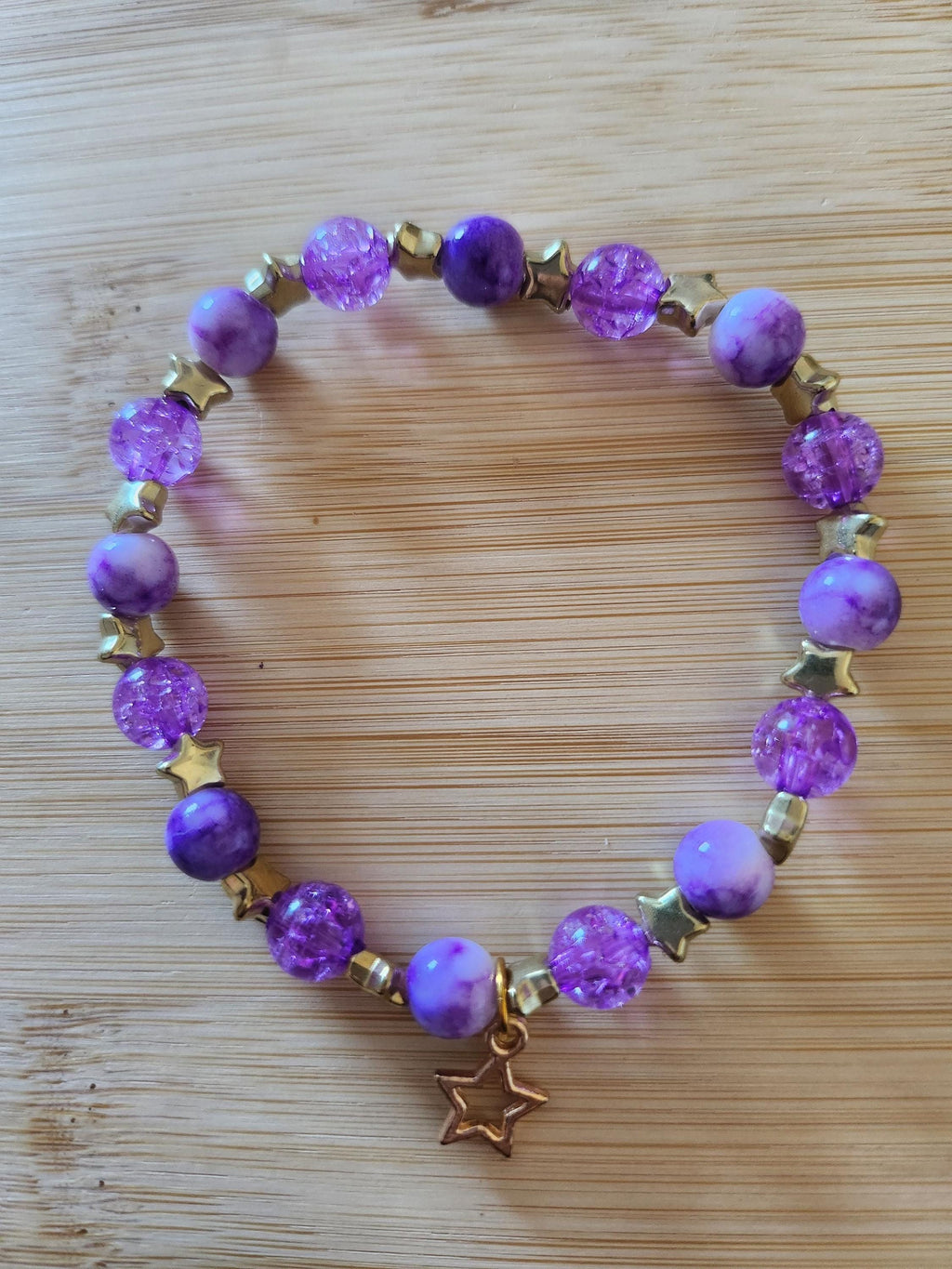 Bracelet fantaisie en Perles Violettes, Intercalaires Dorés et Breloque Étoile - Aster -