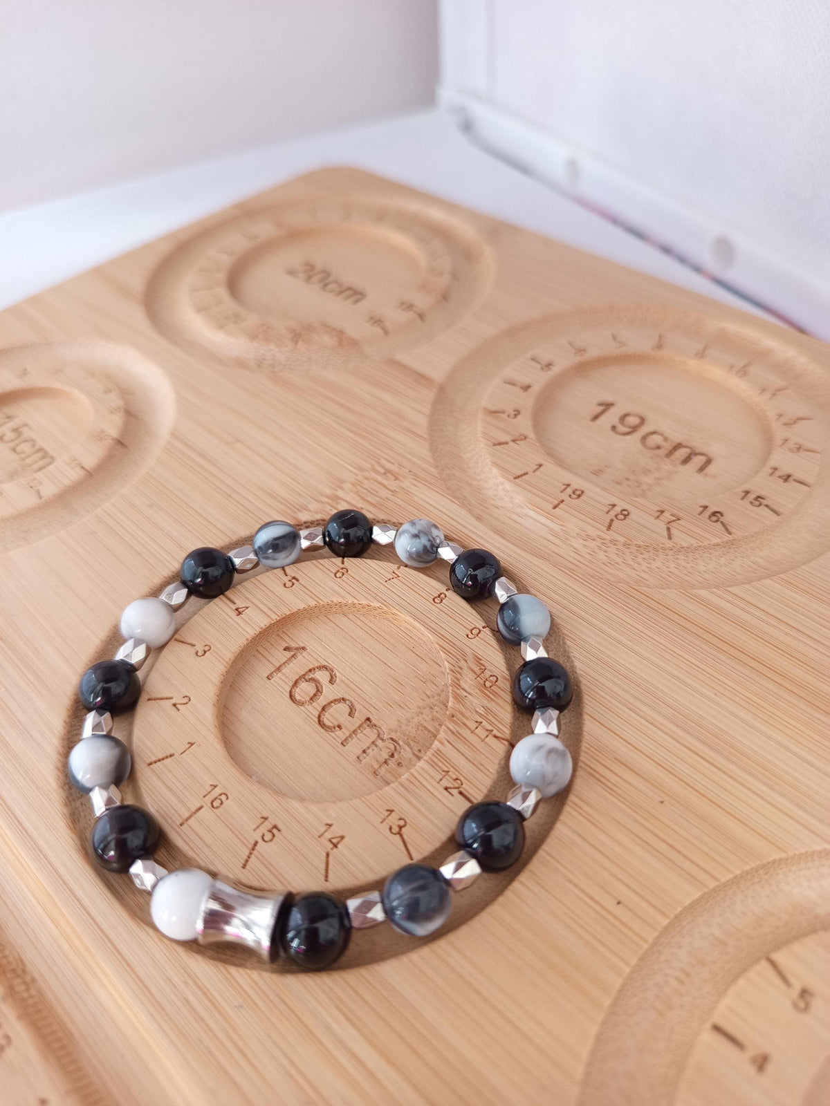 Bracelet Fantaisie en perles Noir Gris Blanc,- Atlas -