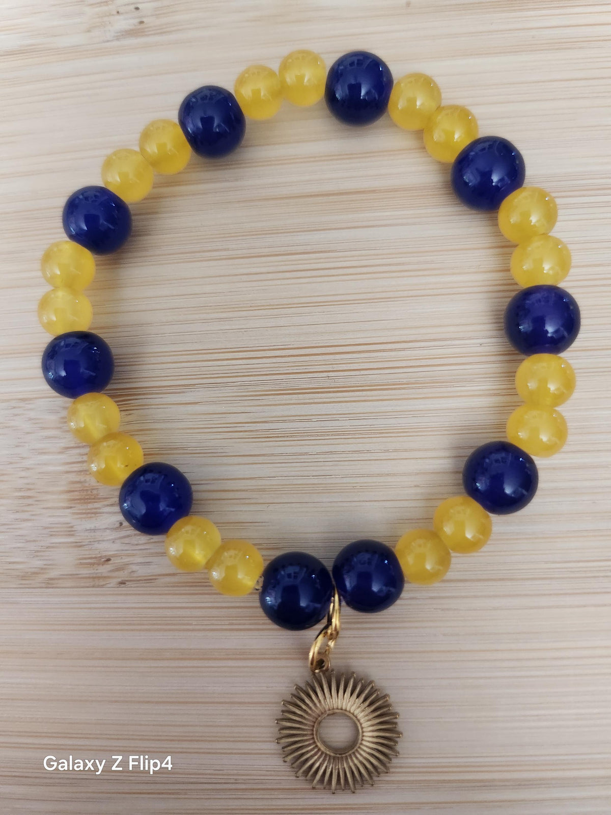 Bracelet artisanal Solis, perles bleues et jaunes, breloque soleil