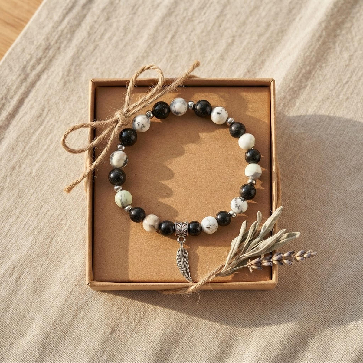 Bracelet en pierres d'origine indéterminée - tons noir & blanc - "Nuit Sauvage"