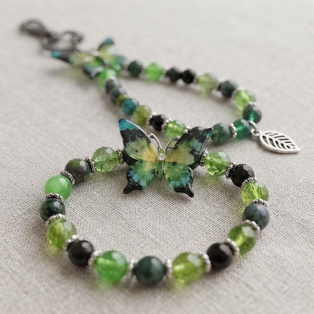 Ensemble composé d'un bracelet et d'un grigri de sac dans les tons vert , équipé d'un papillon pour les deux - Aile de Mousse -